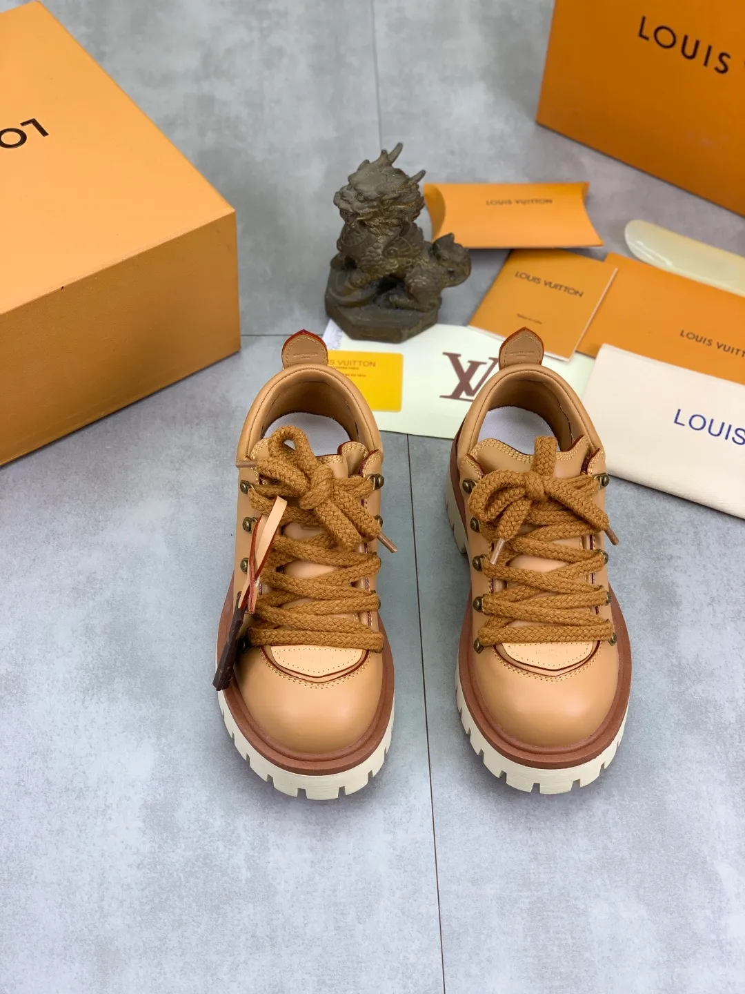 Men's shoes 💰P680 new LV | Louis Vuitton 🧡💚2025 autumn and winter new models, top version ⚠️ The counter features the latest LV REMIX lace-up mountaineering derby shoes, new hard goods 🆕 ❥BS purchasing level! Full of high-end feel! A popular model among bloggers at home and abroad, it’s retro and fashionable, and looks stunning on your feet! Mainly recommended models on the official website★ ━━━━━ ЅᏇєєt ━━━━━ ▪️Upper: top-grade first-layer cowhide ▪️Lining: imported sheepskin ▪️Outsole: original open-molded TPU non-slip outsole ▪️Sole height: 3.5cm ▪️Shoe size: Women 35-41 (41 customization is not returnable) Male 39-45 (46 customized, non-refundable)